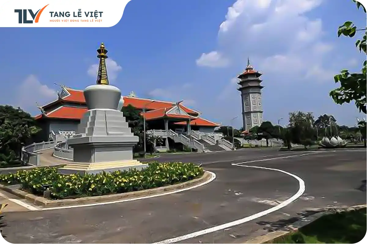 PHÍA NGOÀI NHÀ HOẢ TÁNG THÁP LONG THỌ